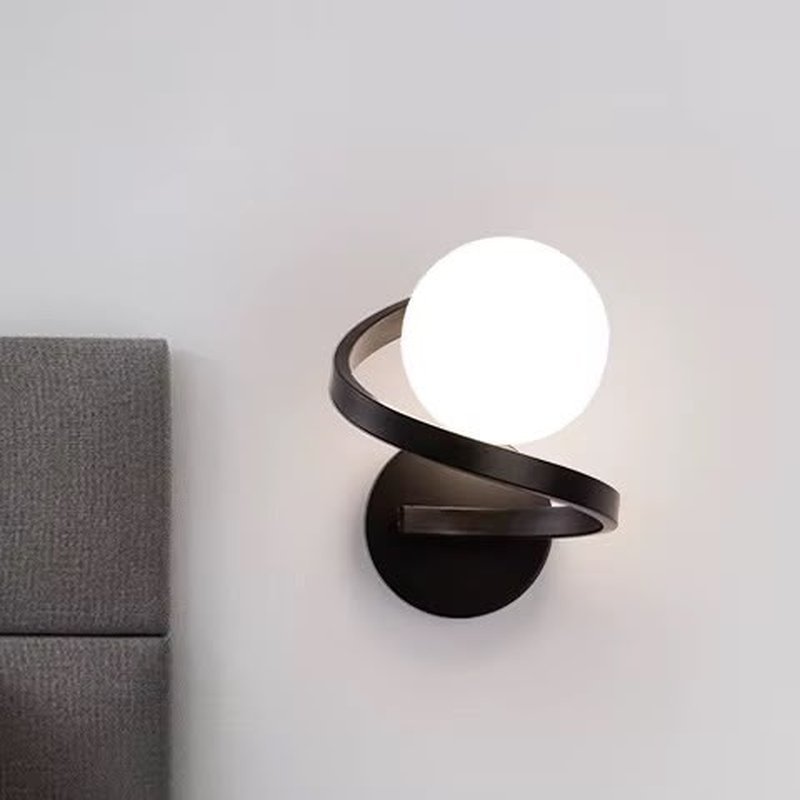 Aplikë muri spirale me sferë xhami opal
